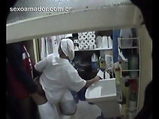 Entregador de pizza fode faxineira da Pizzaria no horário de trabalho