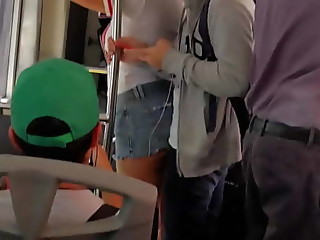 Arrimones en el transporte publico, se salen de control y termino brincando encima de su verga
